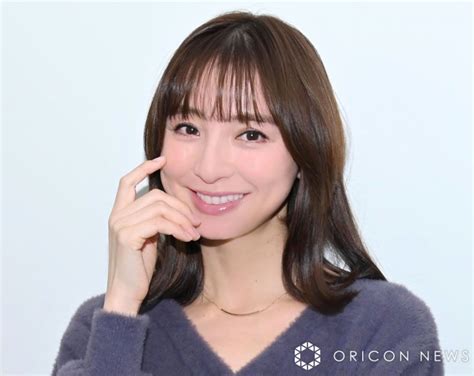 篠田麻里子、美バストのぞく“穴開き水着”姿 プールサイドで美ボ。